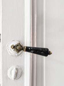 Межкомнатные двери: породы дерева, фурнитура и дизайн